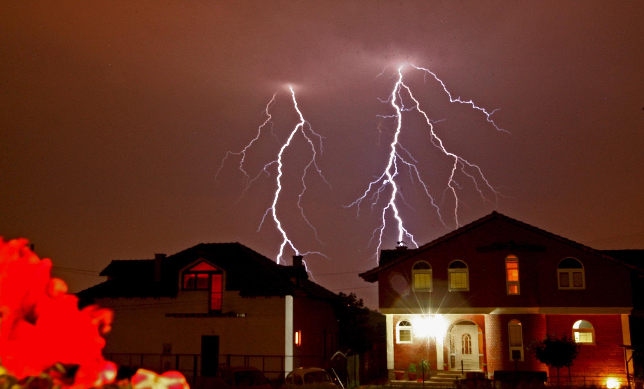 Синоптиците: Бури и валежи на много места в страната