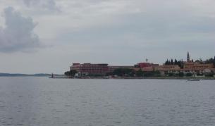 Изглед от град Пирен със залива, където е незабележимото парче земя