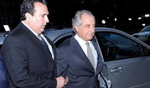 Мадоф на път към съдебната зала през март т.г.