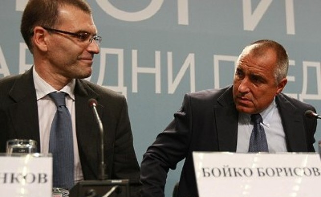 Човекът вдясно от Борисов