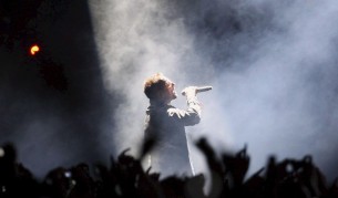 Боно на концерта в Барселона, Испания.