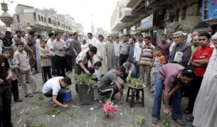 Хората в Ирак се струпват веднага след извършването на атентат - Снимка от април 2009 г.