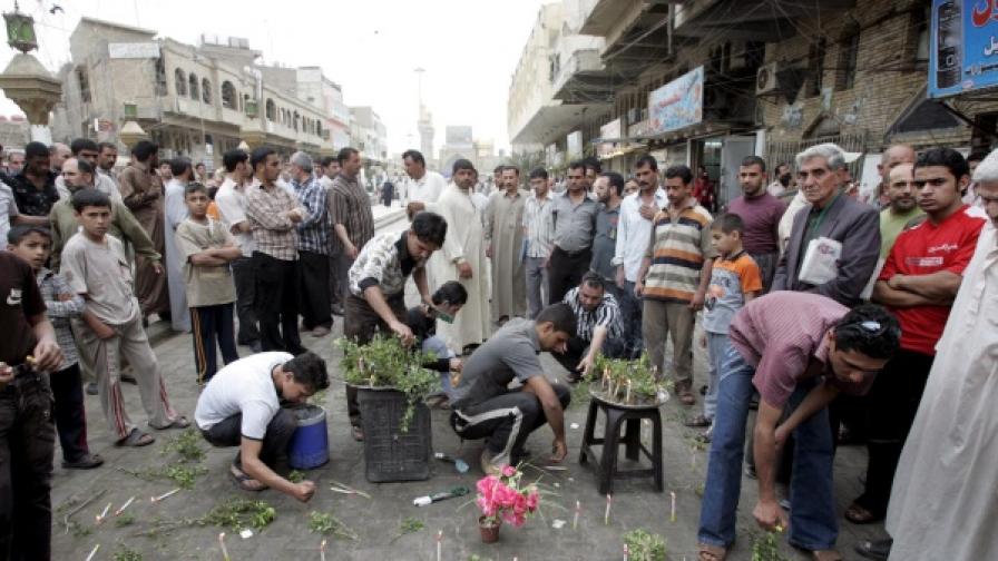 Хората в Ирак се струпват веднага след извършването на атентат - Снимка от април 2009 г.
