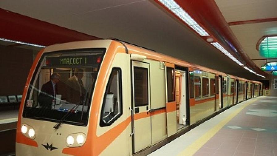 Токов удар забави метрото с половин час 