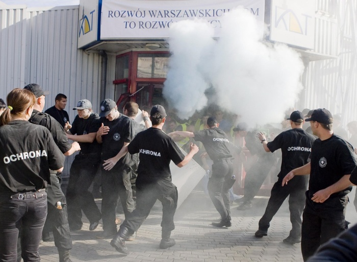 30 ранени при сблъсък на търговци с полицаи във Варшава