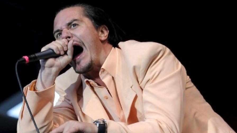 Майк Патън от "Фейт ноу мор" в розов костюм на сцената