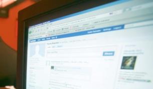 "Фейсбук" застига голямата тройка в интернет 