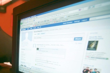 "Фейсбук" застига голямата тройка в интернет 