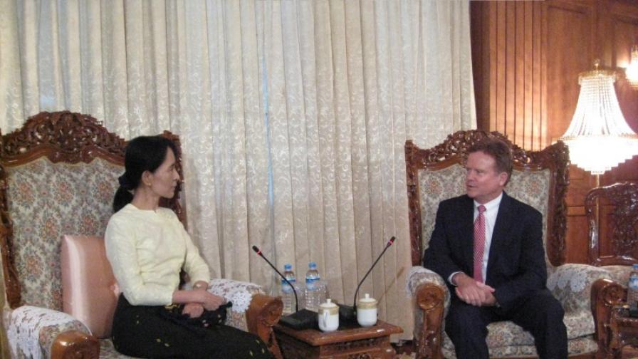 Любителска снимка от срещата на Аун Сан Су Чжи със сенатор Джим Уеб