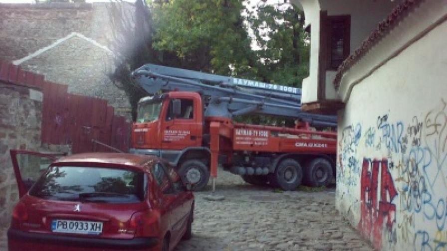 Камион блокира две улици в Стария Пловдив 