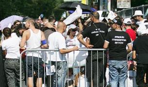 Фенове чакат на стадиона часове преди концерта