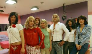 В истинско турско риалити шоу осем мъже трябва да живеят "като жени".