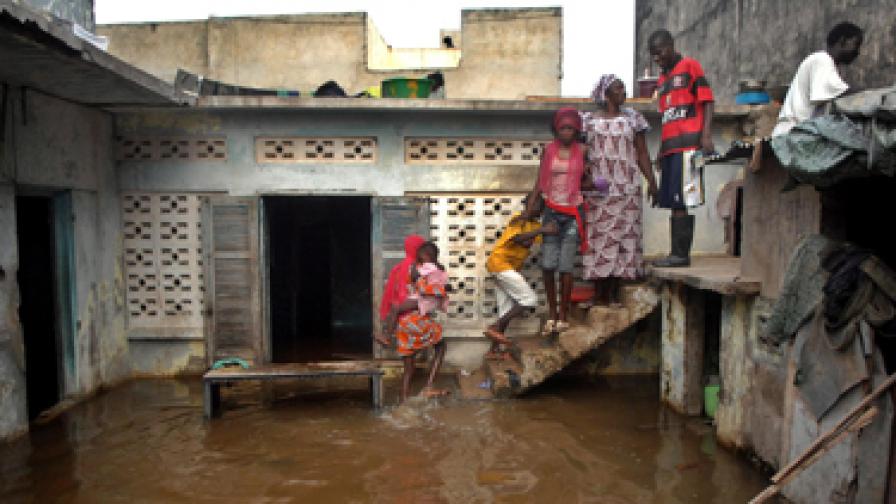 Сенегалци, принудени да търсят спасение от наводнението на покрива на къщата си