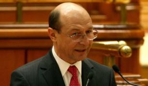 Румънският президент Траян Бъсеску говори пред парламента