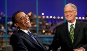 Обама се смее на поредната шега на водещия