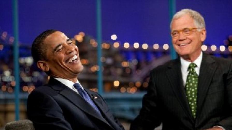 Обама се смее на поредната шега на водещия