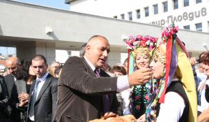 На откриването на панаира в Пловдив Бойко Борисов наруши протокола и раздаде от питата, с която го посрещнаха