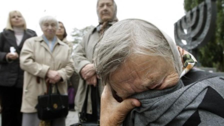 Възрастна украинка плаче по време на възпоминателната церемония край Бабий Яр, проведена на 27 септември