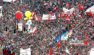 Десетки хиляди протестираха срещу Берлускони
