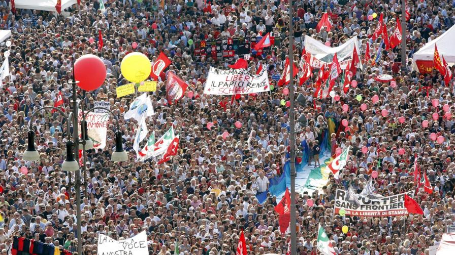Десетки хиляди протестираха срещу Берлускони