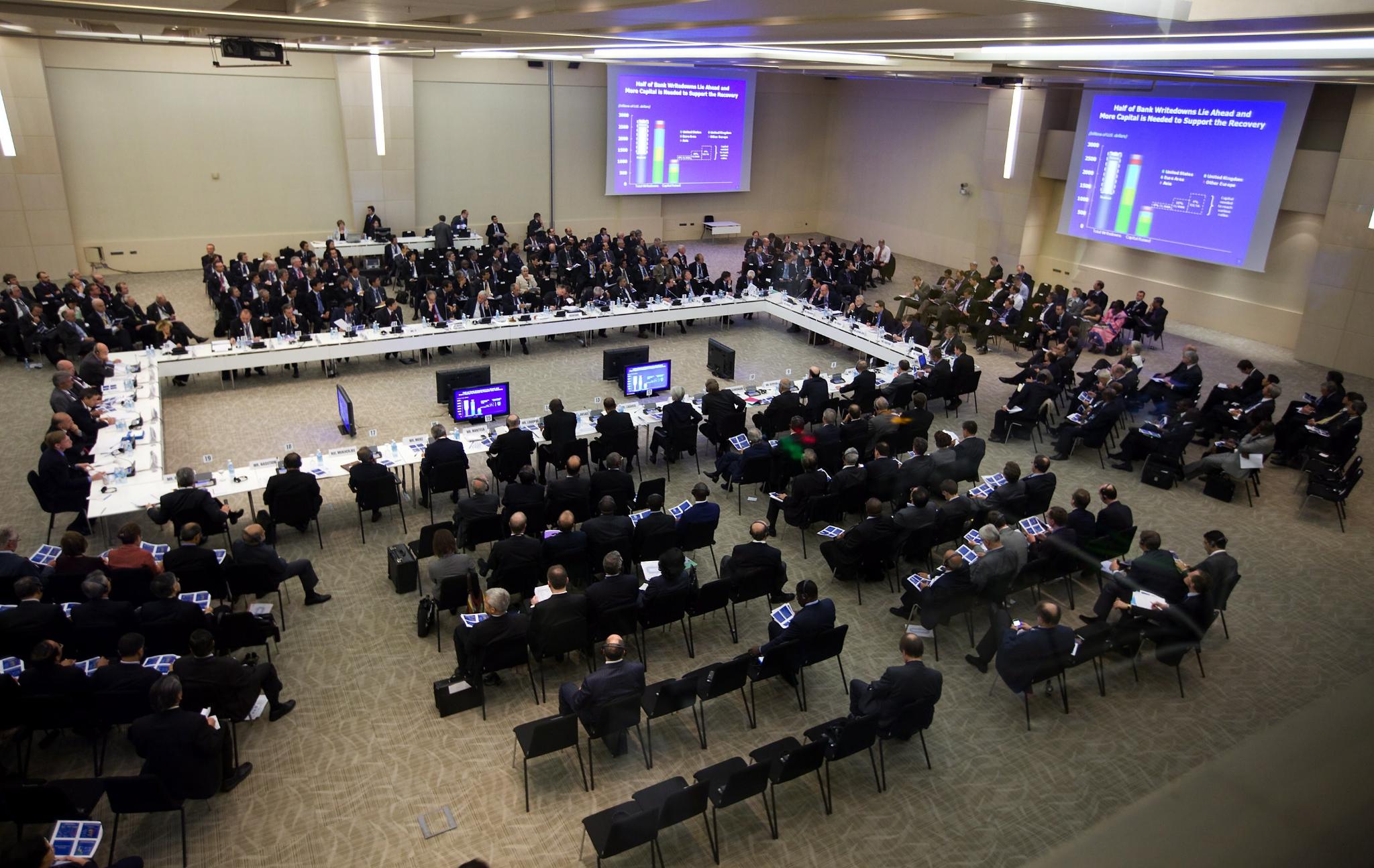Членките на МВФ продължават политиката си