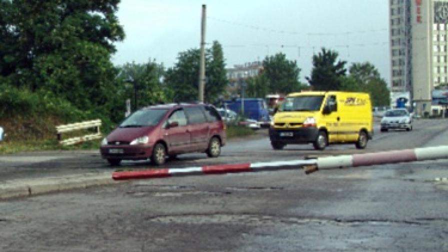 Често коли преминават през релсите, въпреки че бариерите са спуснати