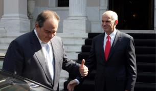 Новият премиер Папандреу изпраща досегашния Караманлис, след церемонията по предаването на поста