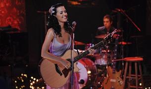 Кейти Пери на сцената на "Ем Ти Ви ънплъгд"