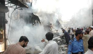 Кола бомба избухна на пазар в Пешавар няколко часа след пристигането на Хилари Клинтън