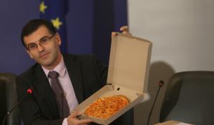 "Представете си една пица, която става все по-малка, а трябва да я разделим на всички", каза преди седмица вицепремиерът Дянков на министрите