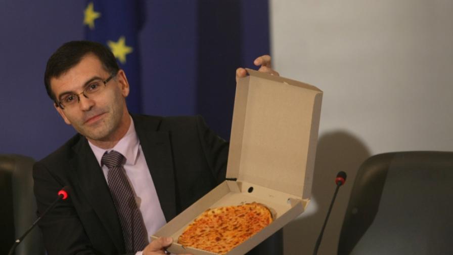 "Представете си една пица, която става все по-малка, а трябва да я разделим на всички", каза преди седмица вицепремиерът Дянков на министрите