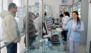 Често хората прибягват до съвет от фармацевта как да се преборят с болестите или се лекуват сами