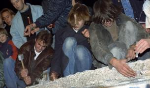 Младежи къртят отломки от Берлинската стена на 10 ноември 1989 г.