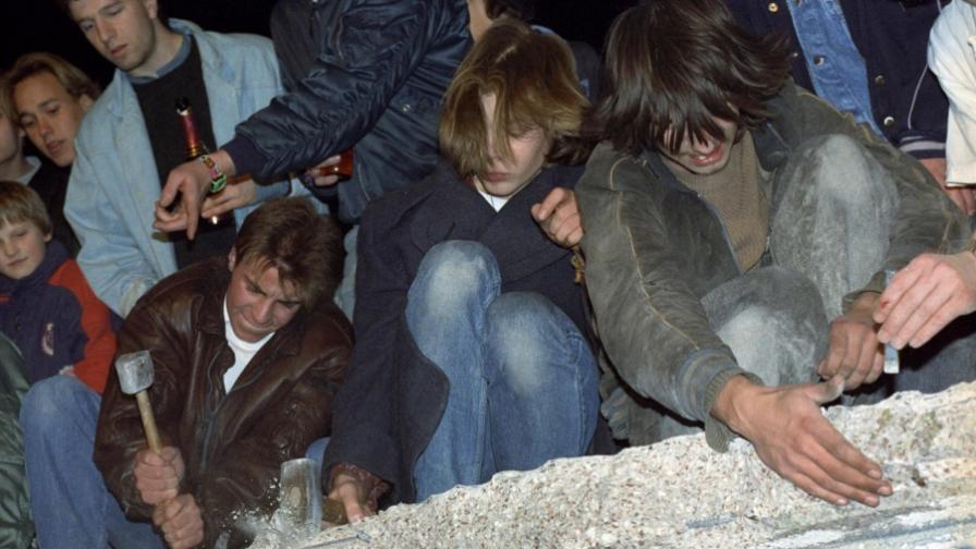 Младежи къртят отломки от Берлинската стена на 10 ноември 1989 г.