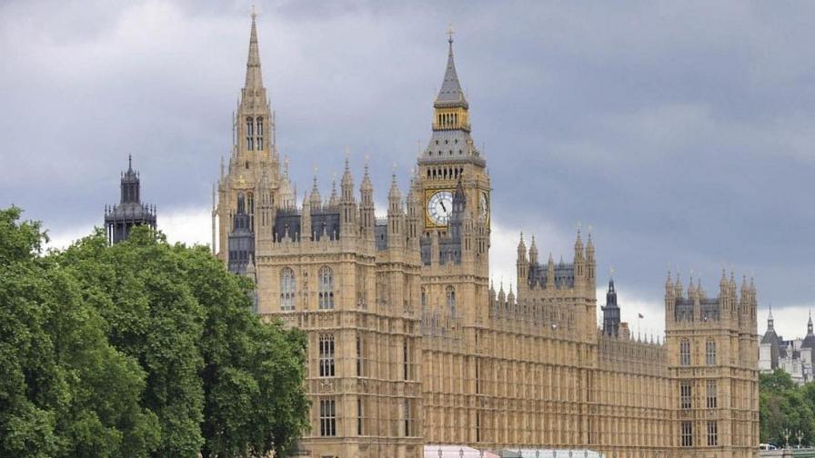 "Отрязаха" харчовете на британските депутати