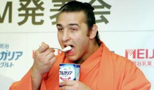 Българинът Калоян Махлянов-Котоошу е едно от рекламните лица на българското кисело мляко, произвеждано в Япония