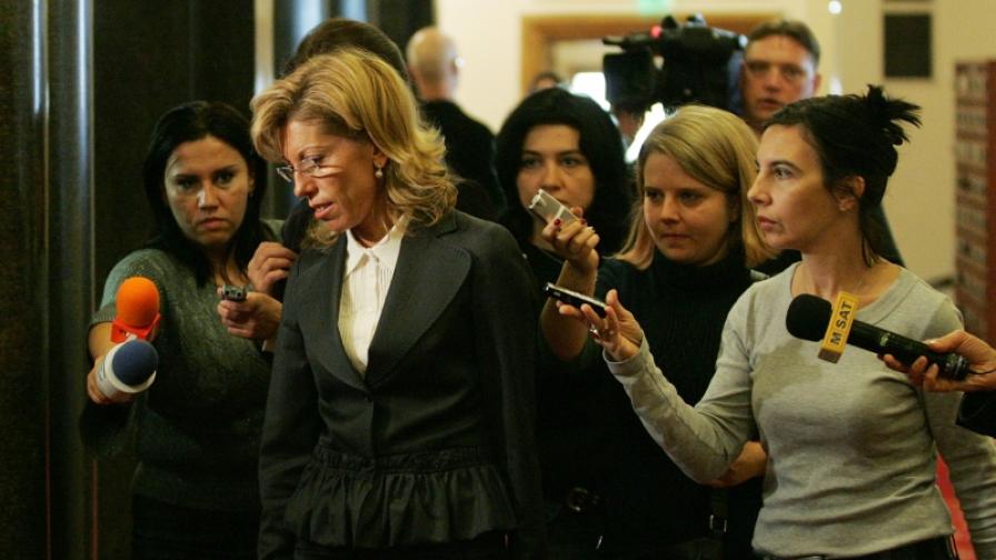 Днес в Народното събрание репортерите не оставиха на мира министър Желева нито за миг
