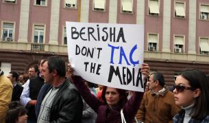 Албански журналисти протестират през ноември с плакат "Бериша, не пипай медиите".