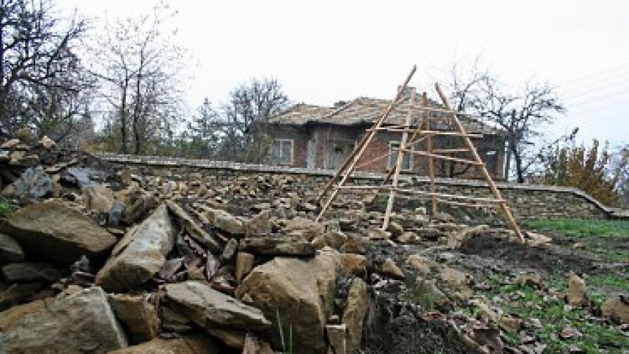 Пак разрушиха паметника в Славяново