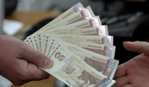 Чиновниците ще продължат да взимат по още една заплата всеки месец