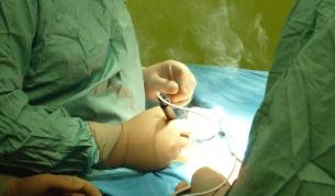 Лекари оперират без опит и подготовка