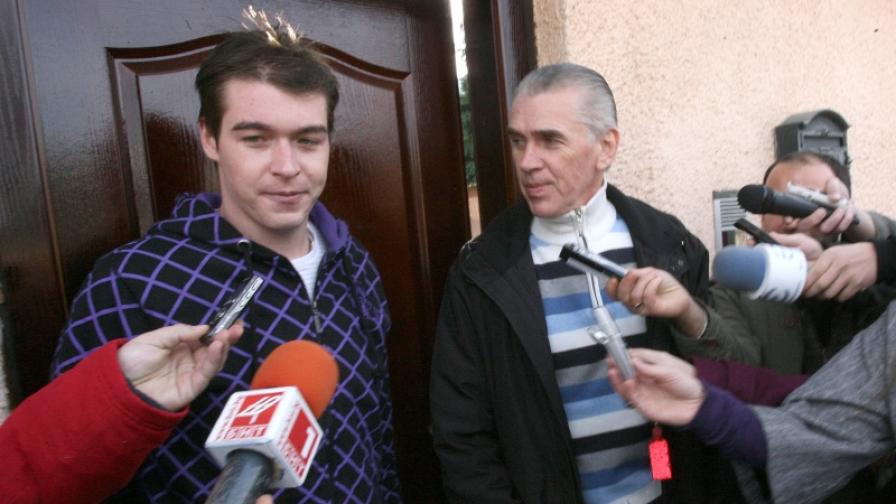 Студентът Румен Гунински (л) с баща си пред дома им в Правец