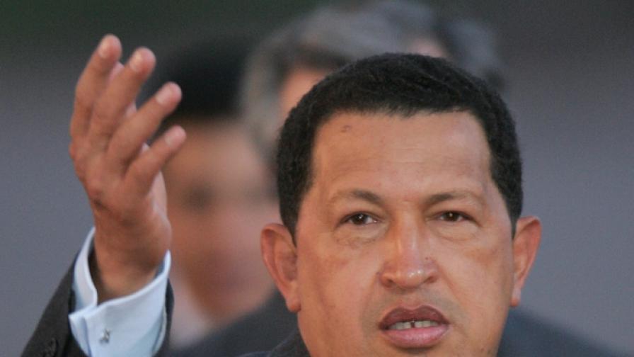 Чавес девалвира националната валута