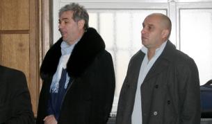 Подсъдимите Орлин Аврамов (л) и Пламен Калайджиев, чиято съпруга се крие във Великобритания