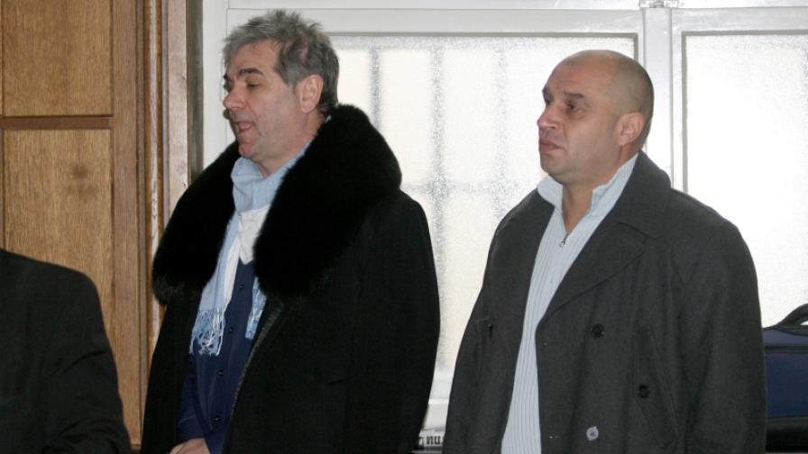 Подсъдимите Орлин Аврамов (л) и Пламен Калайджиев, чиято съпруга се крие във Великобритания