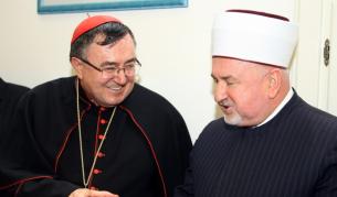 Боснеският кардинал Винко Пулич и босненският имам Мустафа Черич си честият коледа (снимка от 26 дкември 2009 г.)