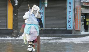Бездомник е направил обеклото си от десетки найлонови пликове, за да се запази сух от преваляващия сняг в столицата