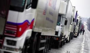 Километричните опашки по границата с Гърция са всекидневие от месец