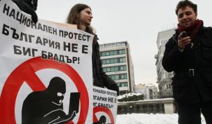 Докато депутатите гласуваха, неформална организация на млади български граждани и блогъри протестираше навън