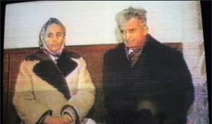 Елена и Николае Чаушеску по време на процеса срещу тях през декември 1989 г. (кадър от архивен видеозапис)